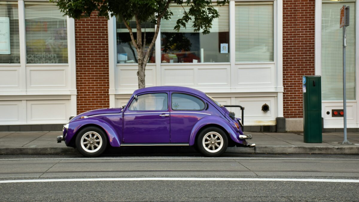 voiture violette garée sur le coté